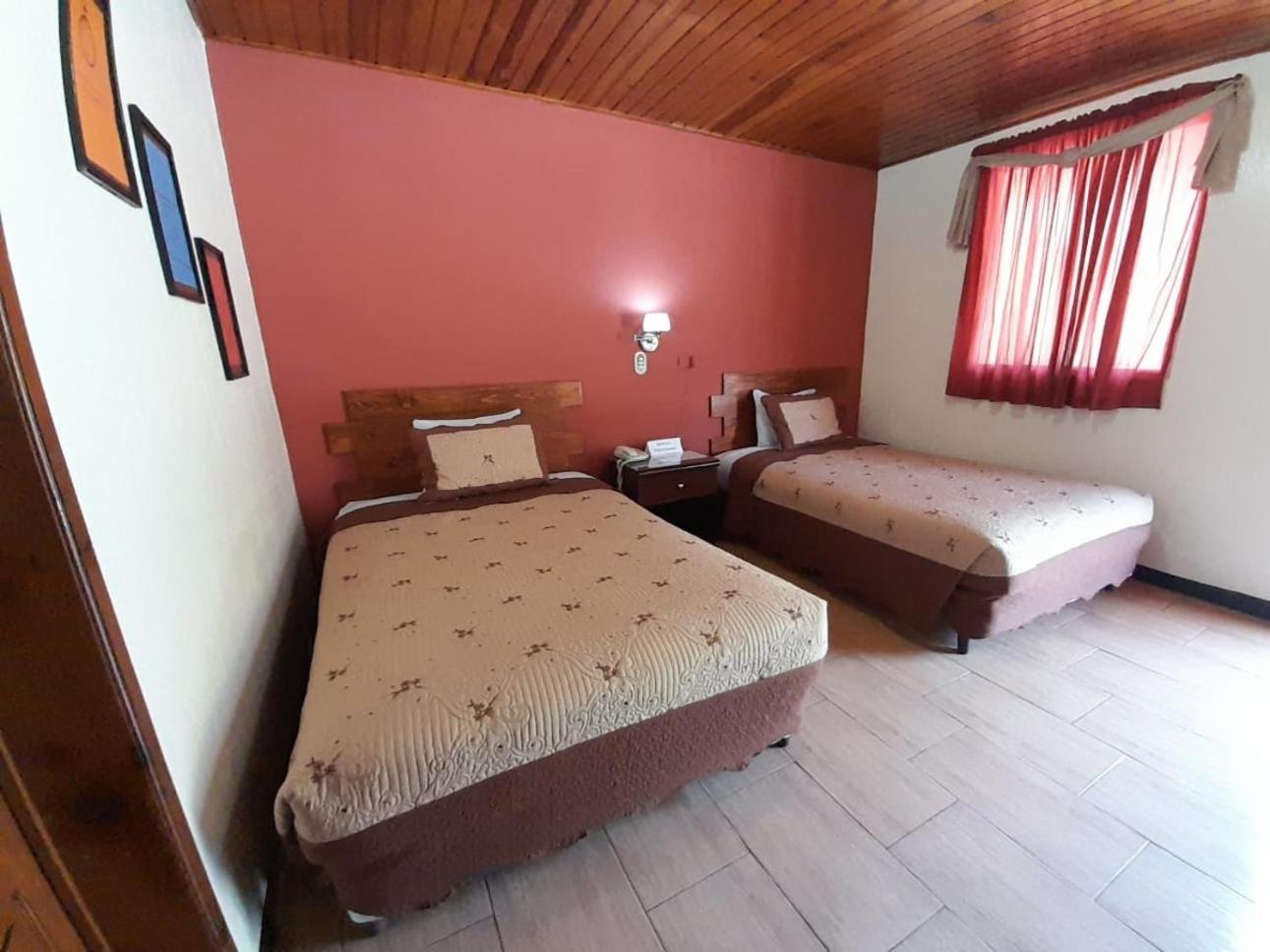 קצאלטננגו Hotel Y Restaurante Villa Esmeralda מראה חיצוני תמונה
