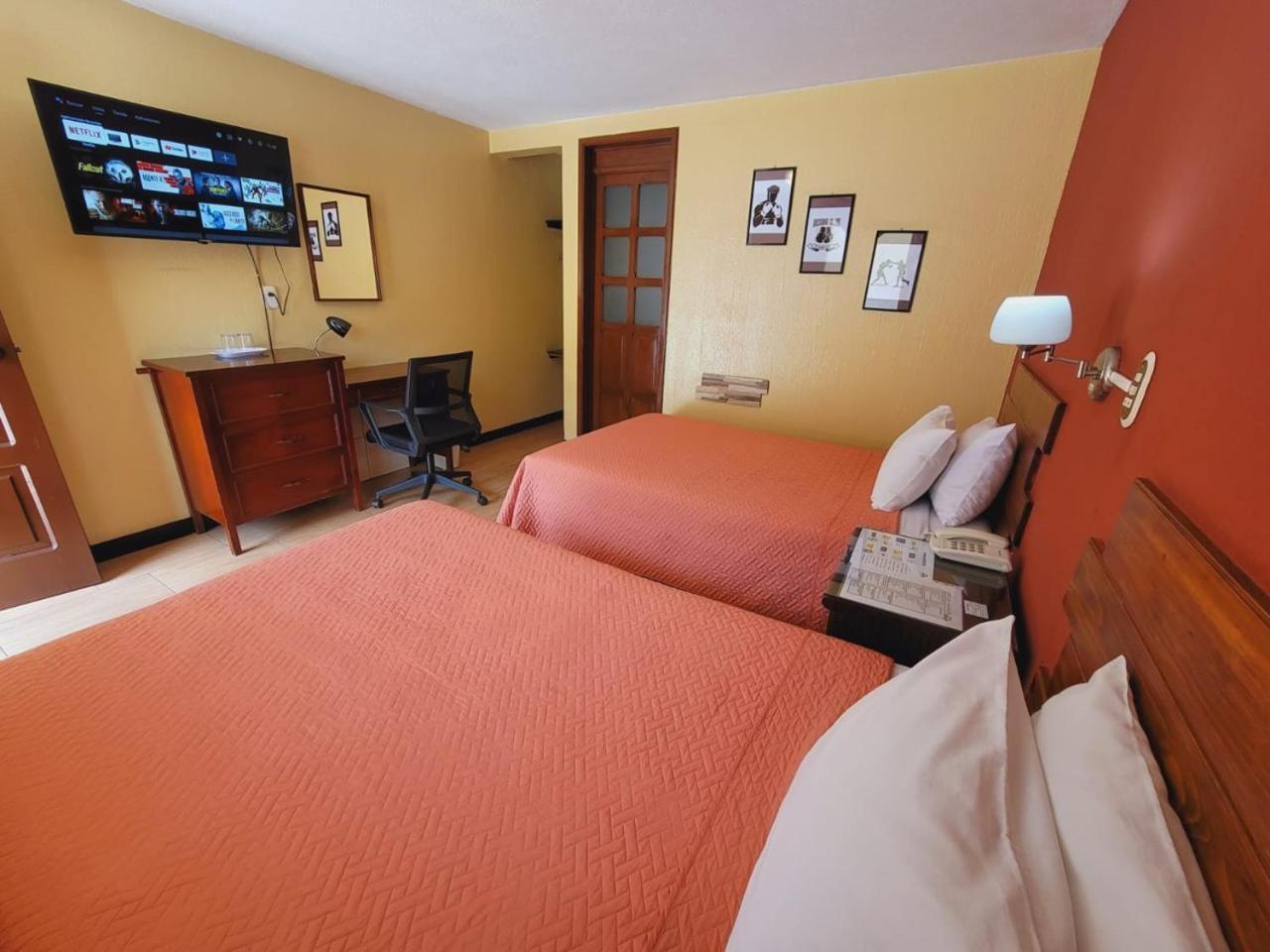 קצאלטננגו Hotel Y Restaurante Villa Esmeralda מראה חיצוני תמונה