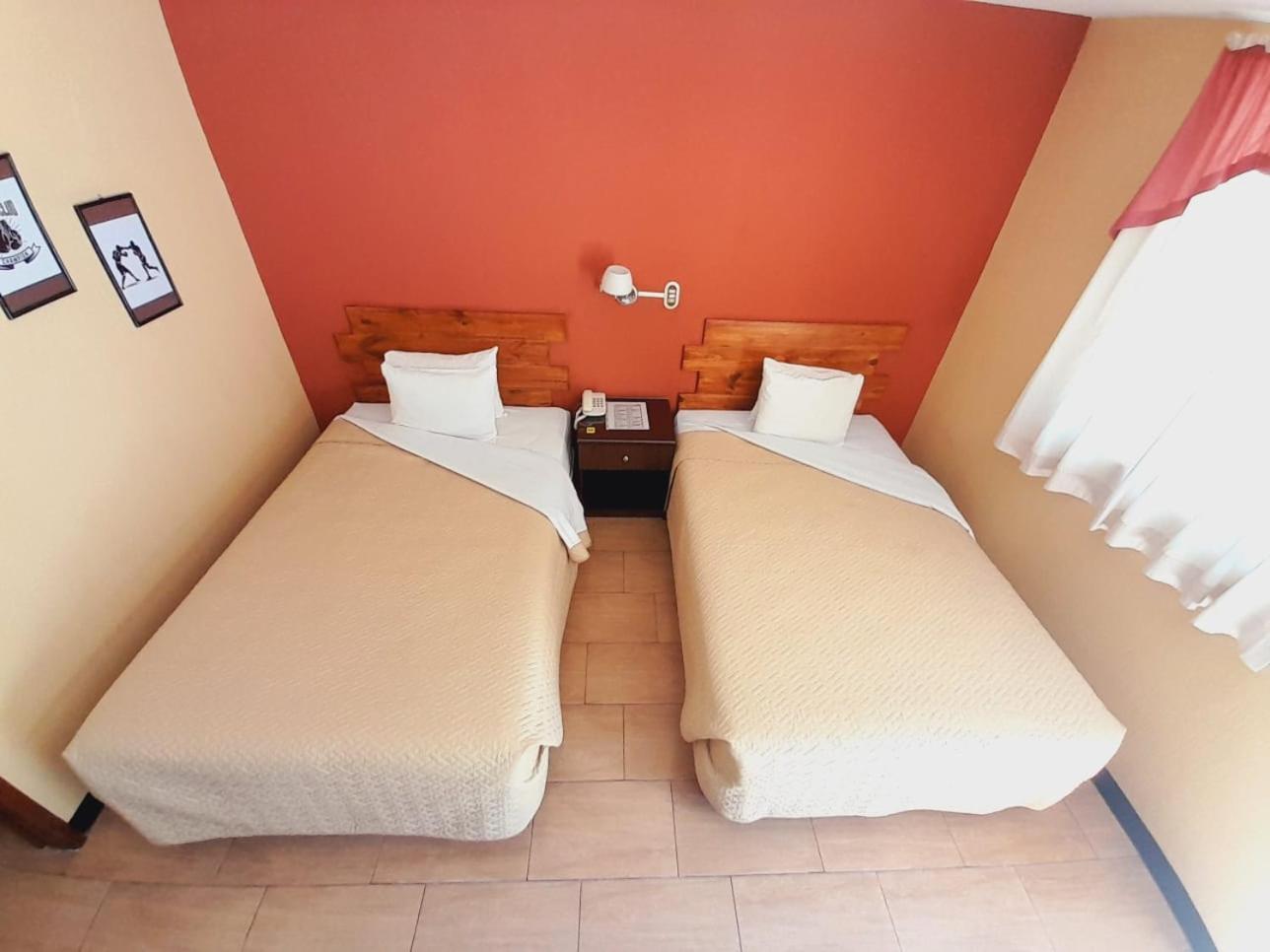 קצאלטננגו Hotel Y Restaurante Villa Esmeralda מראה חיצוני תמונה