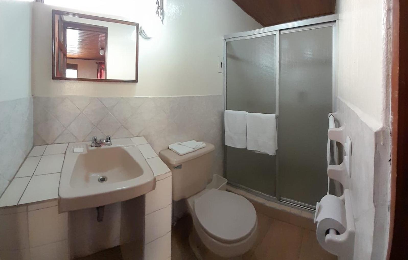 קצאלטננגו Hotel Y Restaurante Villa Esmeralda מראה חיצוני תמונה