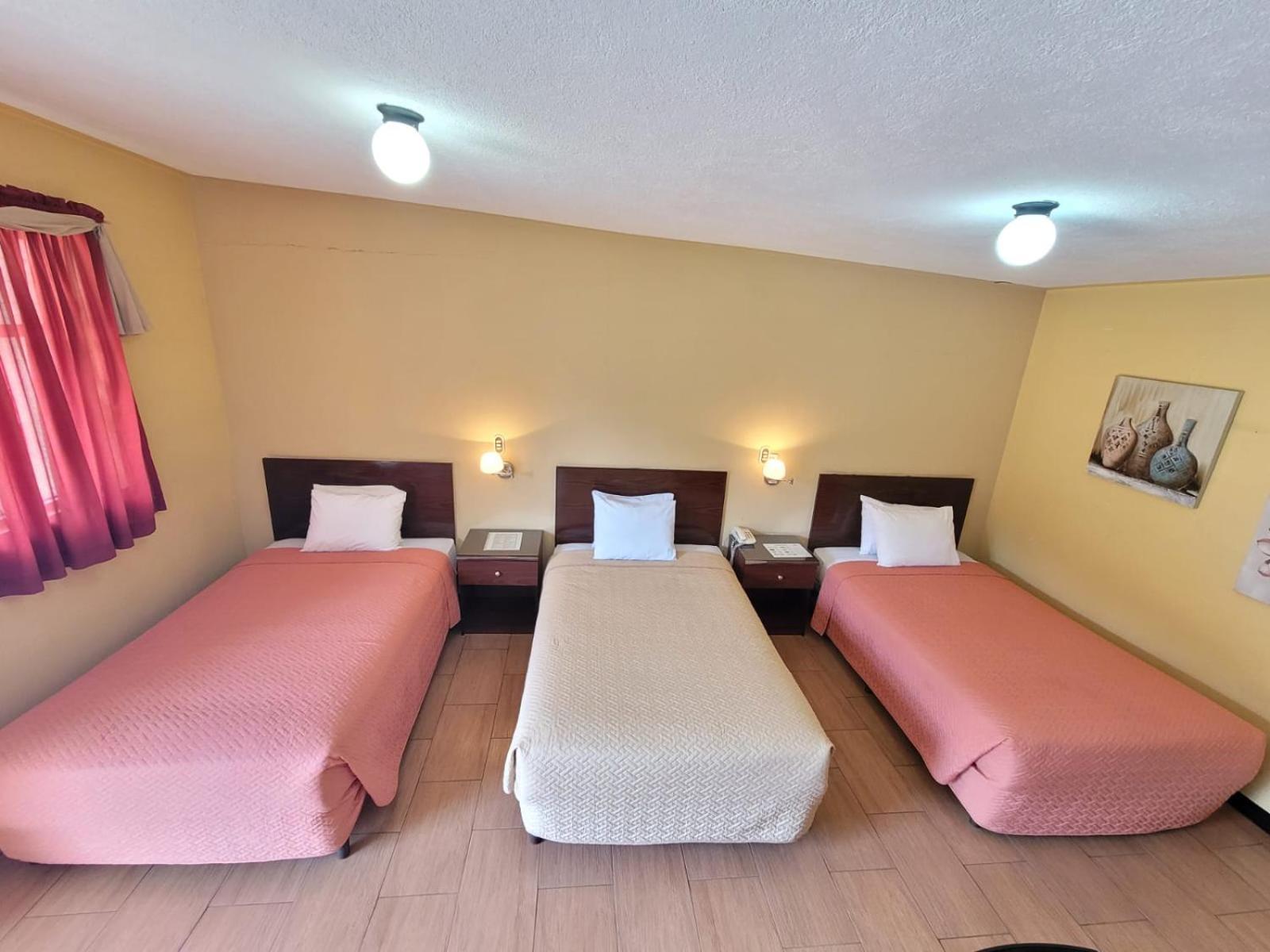 קצאלטננגו Hotel Y Restaurante Villa Esmeralda מראה חיצוני תמונה