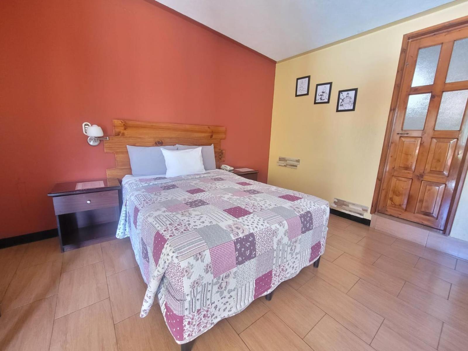 קצאלטננגו Hotel Y Restaurante Villa Esmeralda מראה חיצוני תמונה